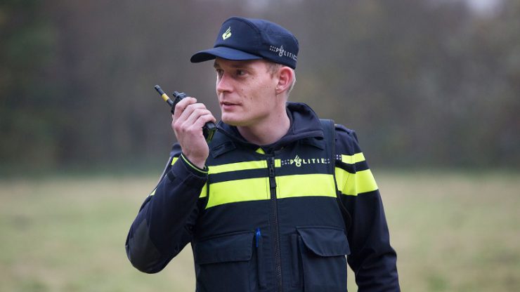 Een woning aan de Djatistraat in Tilburg-West is overvallen. Meerdere daders zijn na de overval te voet gevlucht en het is nog onbekend of er iets buit is gemaakt.