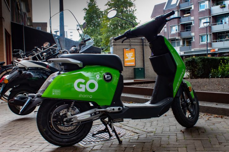 In de nacht van vrijdag op zaterdag is op het Piusplein een jongen van 15 als eerste van vijf bestuurders bekeurd voor het rijden zonder rijbewijs op GO-Sharing scooters. Hij had toen het rijbewijs van zijn vader gebruikt om een account aan te maken.