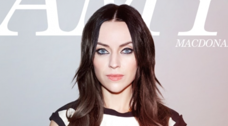 Voor haar nieuwe album The Human Demands werkte Amy Macdonald samen met producer Jim Abbiss. Samen gingen ze terug naar Amy haar alternatieve roots.