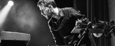 Pianist Bill Laurance valt op door zijn veelzijdigheid. Hij werkte tot nog toe samen met musici als Chris Potter, Laura Mvula en Lalah Hathaway, maar hij componeerde ook muziek voor film en dans.