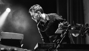 Pianist Bill Laurance valt op door zijn veelzijdigheid. Hij werkte tot nog toe samen met musici als Chris Potter, Laura Mvula en Lalah Hathaway, maar hij componeerde ook muziek voor film en dans.