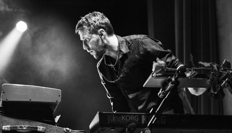 Pianist Bill Laurance valt op door zijn veelzijdigheid. Hij werkte tot nog toe samen met musici als Chris Potter, Laura Mvula en Lalah Hathaway, maar hij componeerde ook muziek voor film en dans.