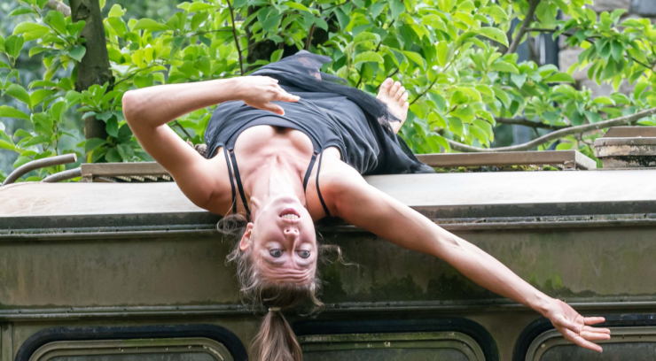 In Oogstfeest werkt theatergezelschap De Kwekerij met tien makers uit diverse disciplines. Het hele gebouw van Theaters Tilburg is 9, 10 en 11 oktober hun speeltuin. Daar krijgen dan met theater, dans en muziek vier totaal verschillende wereldjes gestalte.