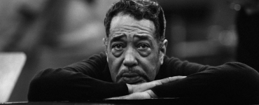 Na een tournee langs steden als Damascus, New Dehli, Beirut en Bagdad lieten Ellington en medecomponist Billy Strayhorn zich in de Far East Suite inspireren door de muzikale tradities uit deze steden.