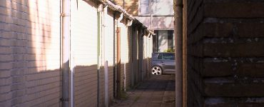Volgens buurtbewoners is de man die overleden is eerder op de dag met een andere man gezien tijdens het verplaatsen van stapels hout in de brandgang. Pas uren later zou de man daar gevonden zijn.