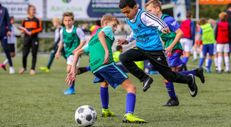 Deelnemers van de Jonger Oranje Talentendag spelen een groot 4 tegen 4-toernooi waarbij scouts van PSV ze bekijken en beoordelen. Alle deelnemers krijgen dus de kans om hun voetbaldroom waar te maken.