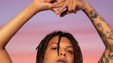 Maar dan komt er een virus en staat het leven als artiest even compleet stil. Er is tijd voor zijn familie, gezin en zijn grootste liefde: muziek maken. Ronnie Flex is dus weer thuis.