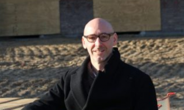In Stilstaan bij bewogenheid volgt filmmaker Zeus Hoenderop theatermaker Peter de Bie. Hij neemt ons mee in zijn leven. Daarin laat hij ons als kijker stilstaan bij zijn bewogenheid ten aanzien van kwetsbare jongeren.