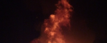 Vannacht reed een Tilburger met zijn auto over de Sint Josephstraat. Er kwamen vonken van het wiel. Als eerste van twee auto’s die vlam vatten, stond de auto al gauw in brand. Een auto die vlakbij stond, vloog ook in brand.