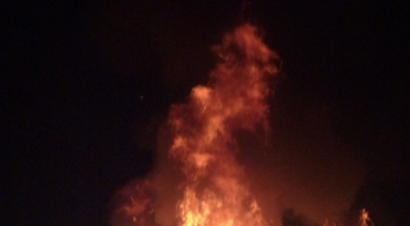 Vannacht reed een Tilburger met zijn auto over de Sint Josephstraat. Er kwamen vonken van het wiel. Als eerste van twee auto’s die vlam vatten, stond de auto al gauw in brand. Een auto die vlakbij stond, vloog ook in brand.