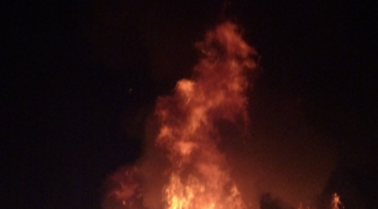 Vannacht reed een Tilburger met zijn auto over de Sint Josephstraat. Er kwamen vonken van het wiel. Als eerste van twee auto’s die vlam vatten, stond de auto al gauw in brand. Een auto die vlakbij stond, vloog ook in brand.