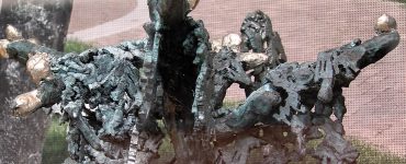 “Het maken van het Holocaustmonument is een maandenlang project geweest”, vertelt Tine van de Weyer. “Als symbool voor de stad kwam ik toch al snel bij het textiel uit.” Uiteindelijk kwam de kunstenares uit op een boom met zeven takken en met daarin lappen stof gehangen.