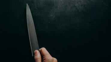 Online afspraak loopt uit op mishandeling met een staaf en poging beroving. Een Tilburger dacht dat hij online een afspraak had gemaakt met een vrouw, maar er kwamen twee mannen opdagen die geld eisten.