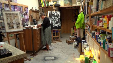 Door corona zijn er al lang geen exposities geweest in Galerie Oisterwijk. Volgens galeriehouder Bert Aerts heeft dit lang genoeg geduurd. Hij vindt dat het voor kunstenaars moeilijk is geweest en wil ze graag helpen. Daarom opent men een expo met alleen maar werken van kunstenaars uit de regio.