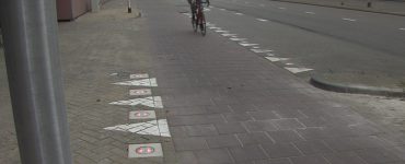 Verzekeraar Interpolis probeert met een nieuw systeem de Spoorlaan een stukje veiliger te maken. Bij de in- en uitgang van de parkeergarage worden namelijk door middel van knipperende led-lichten in het wegdek gebruikers van de garage gewezen op naderende voorbijgangers.