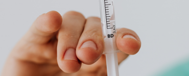 Uiteraard neemt de GGD maatregelen om iedereen op een veilige manier te kunnen ontvangen voor de HPV-vaccinatie. Ze houden zich aan de richtlijnen van het RIVM, zodat de vaccinatie veilig uit te voeren is.