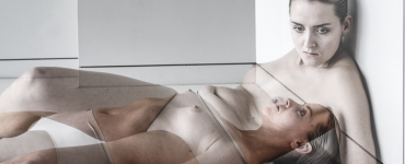 Een choreografie voor buikvet, een dans van navel en ribbenkast, de anatomie van een zucht. Maar hoe bewaar je beweging? In Motus Mori fungeren dansers als archief.