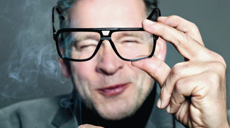 Erik van Muiswinkel neemt voor zijn show Buigt allen mee voor drs. P! pianist Guus van Marwijk én ook zijn gitaar-licht-en-geluidsman Paul Remmelts mee om de schatkist van Drs. P. uit te diepen.