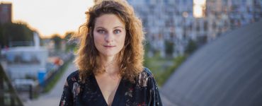 In haar project NU zoekt Eva van Pelt met haar band de grenzen van het popconcert op. Ze brengt nieuwe nummers, spannende arrangementen, spoken word en improvisaties, in een vorm waarin contact centraal staat.