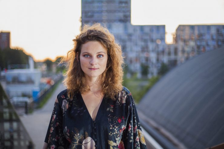 In haar project NU zoekt Eva van Pelt met haar band de grenzen van het popconcert op. Ze brengt nieuwe nummers, spannende arrangementen, spoken word en improvisaties, in een vorm waarin contact centraal staat.
