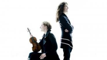 De zussen Maria Milstein (1985) en Nathalia Milstein (1995) groeiden op in een familie van musici en begonnen samen te spelen zodra hun leeftijdsverschil -10 jaar- hen dat toestond.