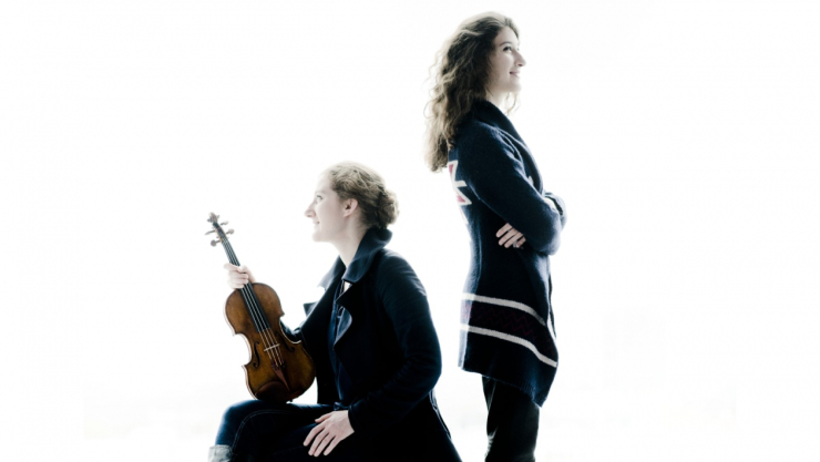 De zussen Maria Milstein (1985) en Nathalia Milstein (1995) groeiden op in een familie van musici en begonnen samen te spelen zodra hun leeftijdsverschil -10 jaar- hen dat toestond.