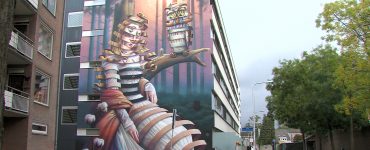 Tegen de zijkant van een gebouw in de Tjeuke Timmermansstraat in Tilburg is een nieuwe muurschildering te vinden. Het enorme ‘plaatje’ is geschilderd door straatartiest Stefan Thelen.