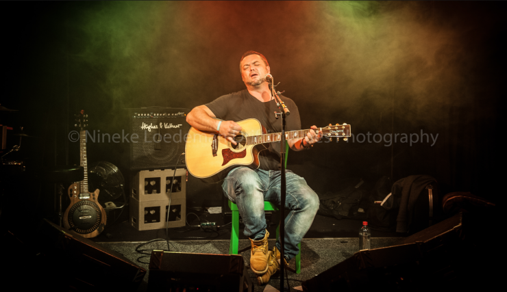Heyhoef-Coolvibes is zeer verheugd dat Sean Webster het optreden december 2017 in de Reeshof niet vergeten is en dat hij daarom graag als soloartiest nog eens een keer terug wil komen.
