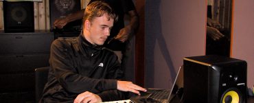Afgelopen maanden werd er veel muziek gemaakt in de Reeshof. Challenge Rees bood jongeren uit deze buurt de kans om zichzelf te ontwikkelen in de urban muziekscene. Of je rapper, DJ of producer wil worden: voor elke tak van sport was er plek.