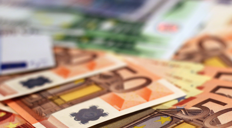 Nadat de drugshandelaar is aangehouden fouilleren agenten hem op het bureau. Daar blijkt de Tilburger meer dan 300 euro contant geld bij zich te dragen. In zijn woning vinden politiemensen nog eens meer dan 100.000 euro contant geld.
