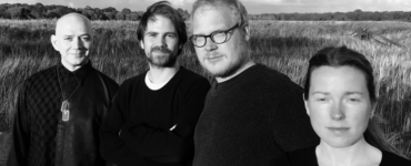 In Paradox is Downes vooral achter de toetsen te vinden, maar ook neemt hij voor het het concert als vanouds Tom Challenger mee. En Kit zal Tom er dan, net als bij hun debuut, weer helemaal ‘los’ laten gaan op tenorsax. Lucy Railton op cello en Phelan Burgoyne op drums maken het kwartet tot slot compleet.