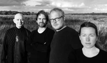 In Paradox is Downes vooral achter de toetsen te vinden, maar ook neemt hij voor het het concert als vanouds Tom Challenger mee. En Kit zal Tom er dan, net als bij hun debuut, weer helemaal ‘los’ laten gaan op tenorsax. Lucy Railton op cello en Phelan Burgoyne op drums maken het kwartet tot slot compleet.