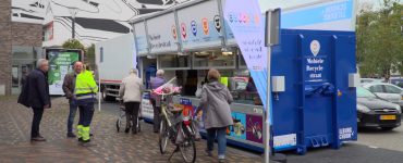 Tijdens de weekmarkt op het Wagnerplein is voor het eerst de nieuwe mobiele recyclestraat van de gemeente in gebruik genomen. De recyclestraat staat volgens een vast rooster op 17 verschillende locaties in de gemeente.