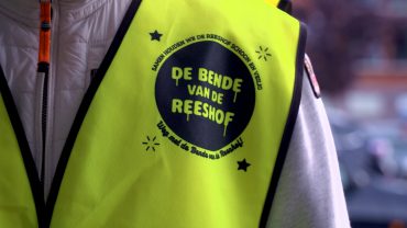 De betekenis van De Bende van De Reeshof is tweeledig. Enerzijds gaat het om de rotzooi in de wijk, anderzijds om de groep wijkbewoners die er een zooitje van maakt.