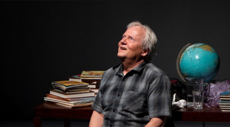 Op bevlogen wijze vertelt Dick van den Toorn in de huid van Boudewijn Büch over zijn schooltijd, zijn schrijverschap, zijn verzameldrift, zijn reizen en zijn liefde voor kunst. En literatuur en popmuziek kunnen dan natuurlijk ook niet ontbreken.