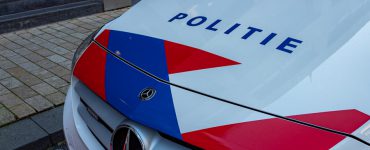 Een 27-jarige vrouw fietste over de Alleenhouderstraat. Een jongen die naast haar fietste pakte de tas uit haar fietsmandje en fietste ermee weg. De vrouw belde de politie en wist de jongen die de straatroof pleegde goed te beschrijven.