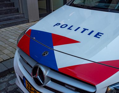 Een 27-jarige vrouw fietste over de Alleenhouderstraat. Een jongen die naast haar fietste pakte de tas uit haar fietsmandje en fietste ermee weg. De vrouw belde de politie en wist de jongen die de straatroof pleegde goed te beschrijven.