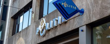 Een 25-jarige vrouw uit Tilburg is aangehouden als verdachte voor het pinnen met een gestolen bankpas. De vrouw heeft er meer dan 1.000 euro mee gepind.