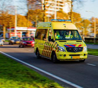 Het slachtoffer van een steekpartij heeft een verklaring afgelegd aan agenten waarin hij vertelt dat hij flink op de rem moest voor een invoegende auto. Op de Campenhoefdreef stopten beide bestuurders en toen is de verdachte, die een mes vast had, naar de auto van de 22-jarige man gegaan. Via het open raam stak hij het slachtoffer.