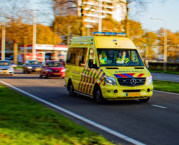 Het slachtoffer van een steekpartij heeft een verklaring afgelegd aan agenten waarin hij vertelt dat hij flink op de rem moest voor een invoegende auto. Op de Campenhoefdreef stopten beide bestuurders en toen is de verdachte, die een mes vast had, naar de auto van de 22-jarige man gegaan. Via het open raam stak hij het slachtoffer.