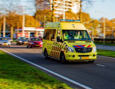 Het slachtoffer van een steekpartij heeft een verklaring afgelegd aan agenten waarin hij vertelt dat hij flink op de rem moest voor een invoegende auto. Op de Campenhoefdreef stopten beide bestuurders en toen is de verdachte, die een mes vast had, naar de auto van de 22-jarige man gegaan. Via het open raam stak hij het slachtoffer.