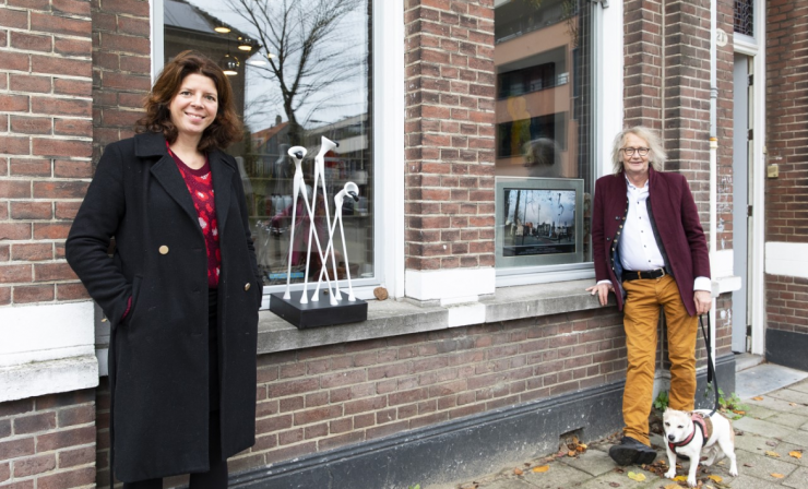 Eline Somers-Segers van Stadstuin Theresia benaderde Dorith van der Lee om mee te gaan denken over kunstzinnige activiteiten voor de wijk. Want Dorith richt vaak exposities in achter de ramen van Metropolitan Museum. Gezien de creativiteit en het talent in Theresia kwam het op touw zetten van een kunstwandeling al gauw ter sprake.