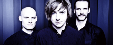 Het Michael Wollny Trio neemt de luisteraars mee in een muzikale achtbaan. De muziek geeft je veel bevlogen inkijkjes en is tegelijk ook virtuoos tot op het bot.