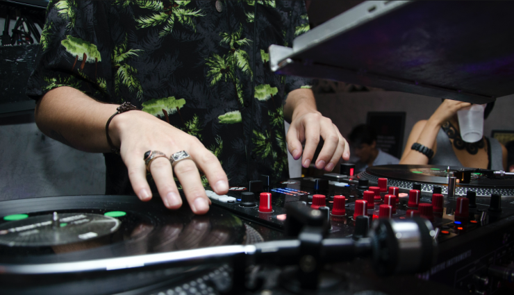 Adviseur, auteur en blogger Denis Doeland en Mark van Bergen van danceplatform This Is Our House (TIOH) pleiten al langer om de bekende DJ Top 100 te vervangen voor een nieuwe, meer op feiten gebaseerde ranglijst. Ze zijn dan ook blij en trots dat ze met TIOH nu zelf met zo’n lijst voor de dag mogen komen.