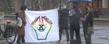 University Rebellion is een actiegroep van studenten, academici en medewerkers van alle universiteiten in het land die zich zorgen maken over klimaat en ecologie. Deze groep heeft donderdag aan alle universiteiten, en zo ook aan Tilburg University, een klimaatmanifest overhandigd.
