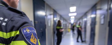 De politie heeft onderzoek gedaan naar een man die wordt verdacht van stalking en bedreiging van zijn ex-vriendin, en hij zit op grond daarvan vast.