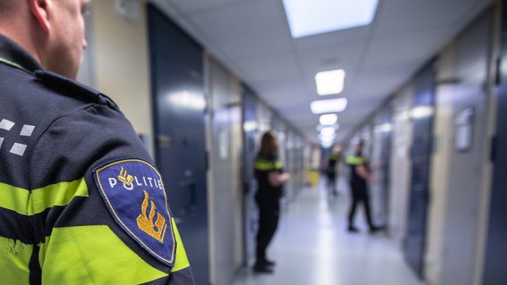 De politie heeft onderzoek gedaan naar een man die wordt verdacht van stalking en bedreiging van zijn ex-vriendin, en hij zit op grond daarvan vast.