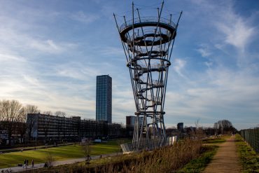 De politie controleerde zondag een groep jongeren in het Spoorpark. Een van hen, een jongen van 17, bleek een vuurwapen op zak te hebben, en is aangehouden.