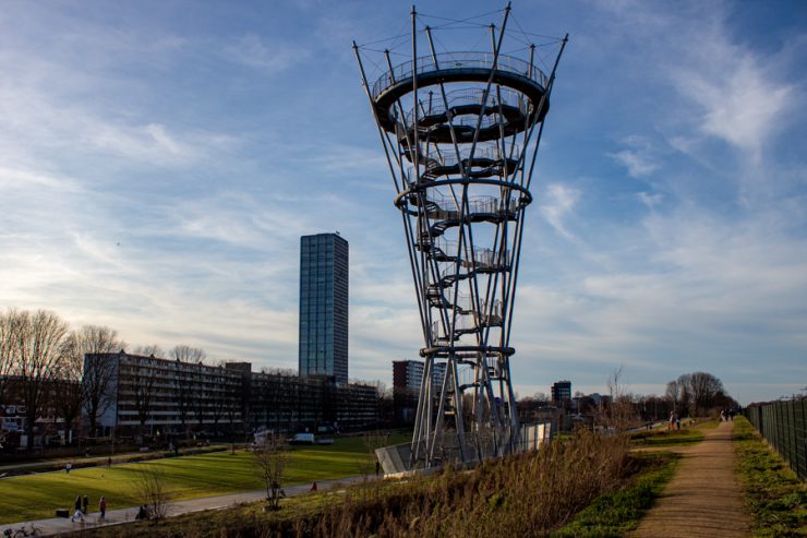 De politie controleerde zondag een groep jongeren in het Spoorpark. Een van hen, een jongen van 17, bleek een vuurwapen op zak te hebben, en is aangehouden.
