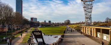 Door het warme weer was het druk in het Spoorpark. Zo druk dat de politie en handhaving zich genoodzaakt zagen om iedereen weg te sturen uit het park.